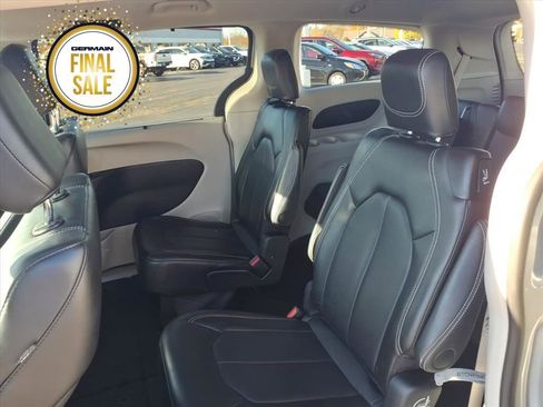 Used 2024 Chrysler Pacifica Touring-L image 9
