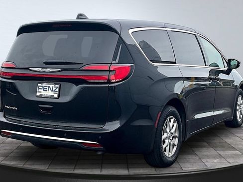 Used 2023 Chrysler Pacifica Touring-L FWD image 6