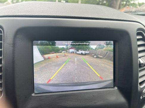 Used 2019 Jeep Compass Latitude w/ Cold Weather Group FWD image 29