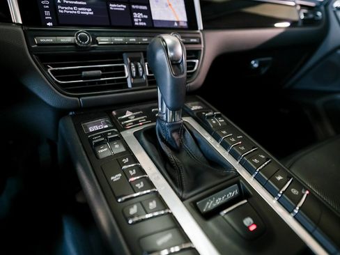 Certified 2021 Porsche Macan image 20