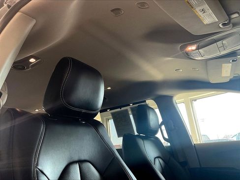 Used 2023 Chrysler Pacifica Touring-L image 23