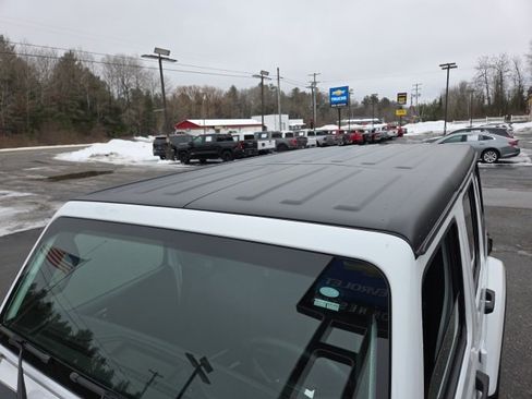 Used 2021 Jeep Wrangler Unlimited Sahara image 35