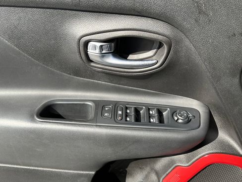 Used 2017 Jeep Renegade Trailhawk w/ Premium Trailhawk Package AWD/4WD image 11