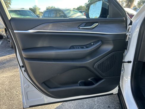 New 2026 Jeep Grand Cherokee Altitude image 12