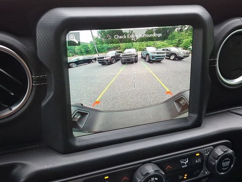 Used 2022 Jeep Gladiator Overland w/ LED Lighting Group AWD/4WD image 4