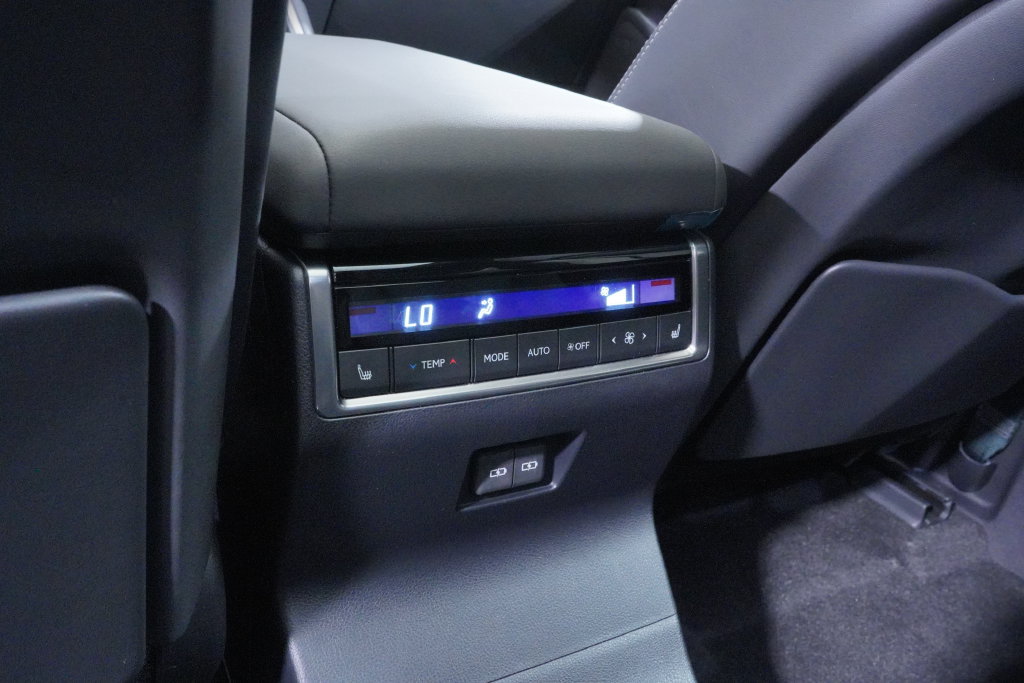 Used 2024 Lexus GX 550 w/ Cold Area Package AWD/4WD image 22