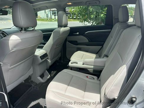 Used 2019 Toyota Highlander Limited Platinum AWD/4WD image 20