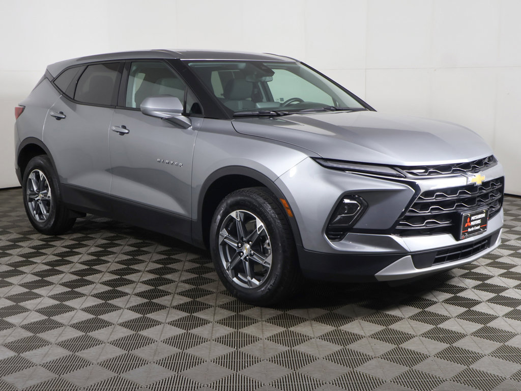 Used 2025 Chevrolet Blazer LT AWD/4WD image 2