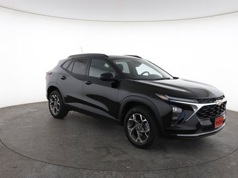 Used 2025 Chevrolet Trax LT image 2