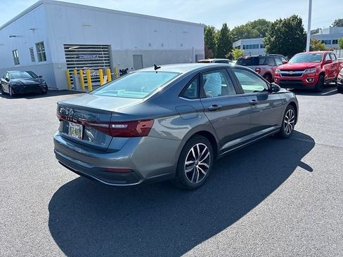 Used 2025 Volkswagen Jetta SE FWD image 9