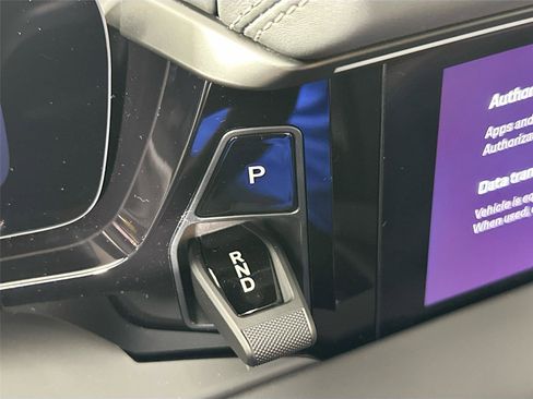Certified 2025 Porsche Macan Turbo Electric AWD/4WD image 34