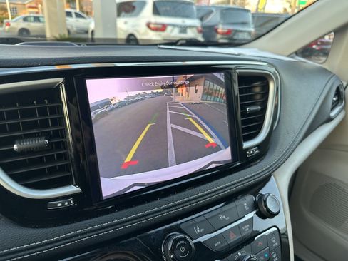 Used 2024 Chrysler Pacifica Select image 13