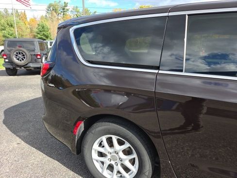 Used 2017 Chrysler Pacifica LX image 26