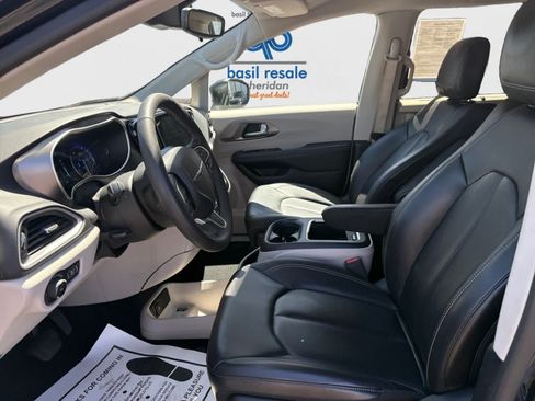 Used 2023 Chrysler Pacifica Touring-L FWD image 10