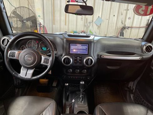 Used 2015 Jeep Wrangler Unlimited Rubicon w/ Dual Top Group AWD/4WD image 18