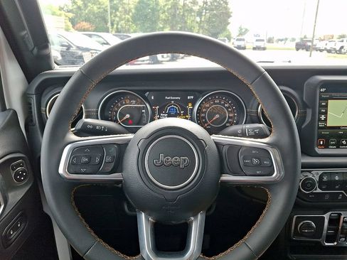 Used 2023 Jeep Gladiator Overland AWD/4WD image 19