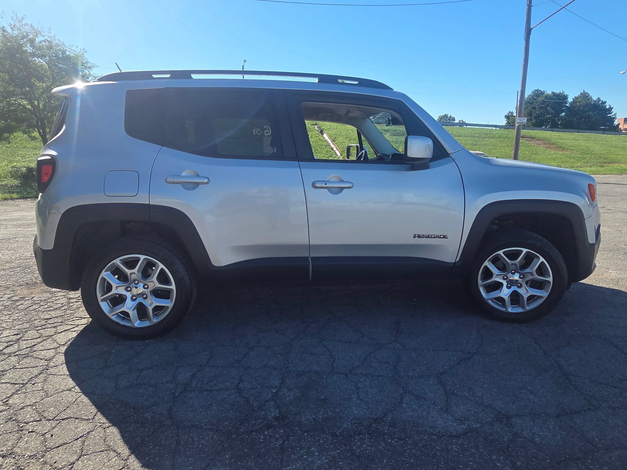 Used 2016 Jeep Renegade Latitude AWD/4WD image 5