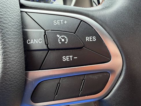 Used 2017 Chrysler Pacifica Touring-L w/ Tire & Wheel Group FWD image 14