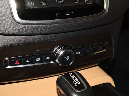 Used 2018 Volvo XC90 T6 Momentum w/ Convenience Package image 28