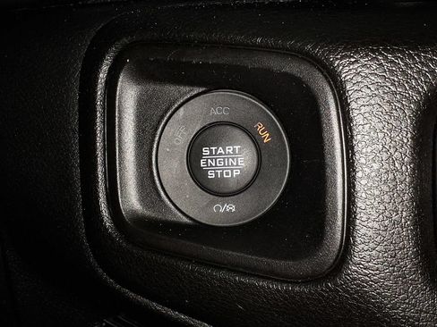 Used 2025 Jeep Gladiator Sport AWD/4WD image 17