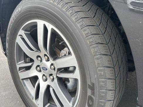 Used 2023 Ford Expedition XLT image 5