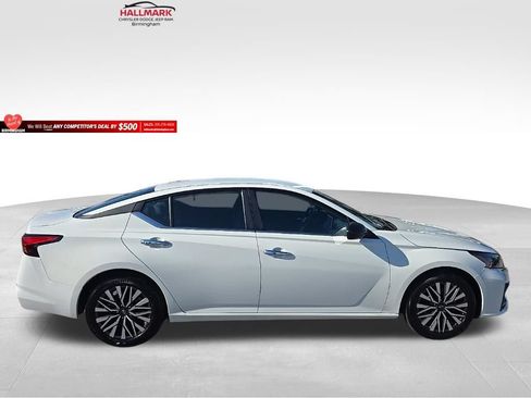 Used 2025 Nissan Altima 2.5 SV FWD image 2