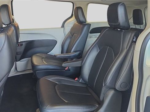 Used 2024 Chrysler Pacifica Select image 18