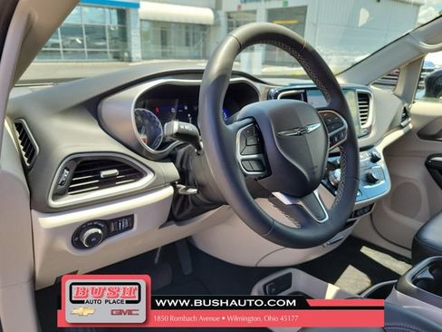 Used 2024 Chrysler Pacifica Touring-L FWD image 17