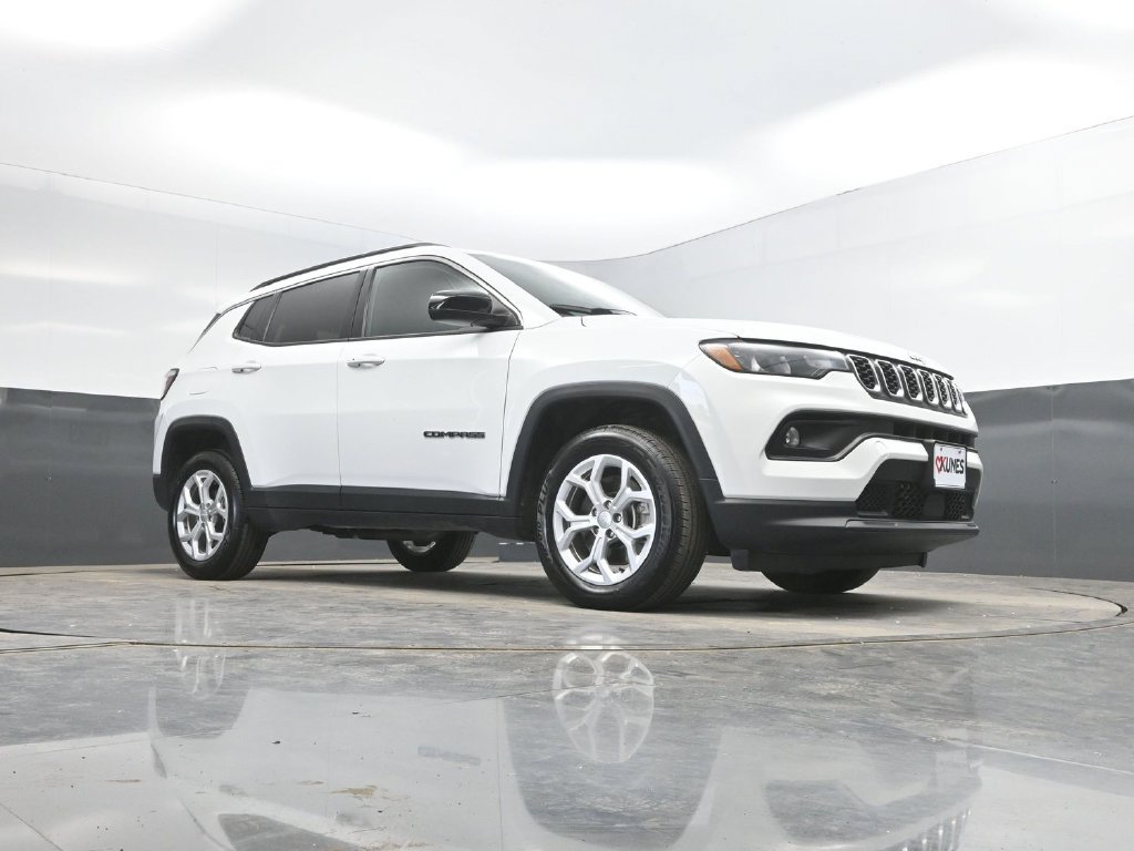 Used 2024 Jeep Compass Latitude AWD/4WD image 32