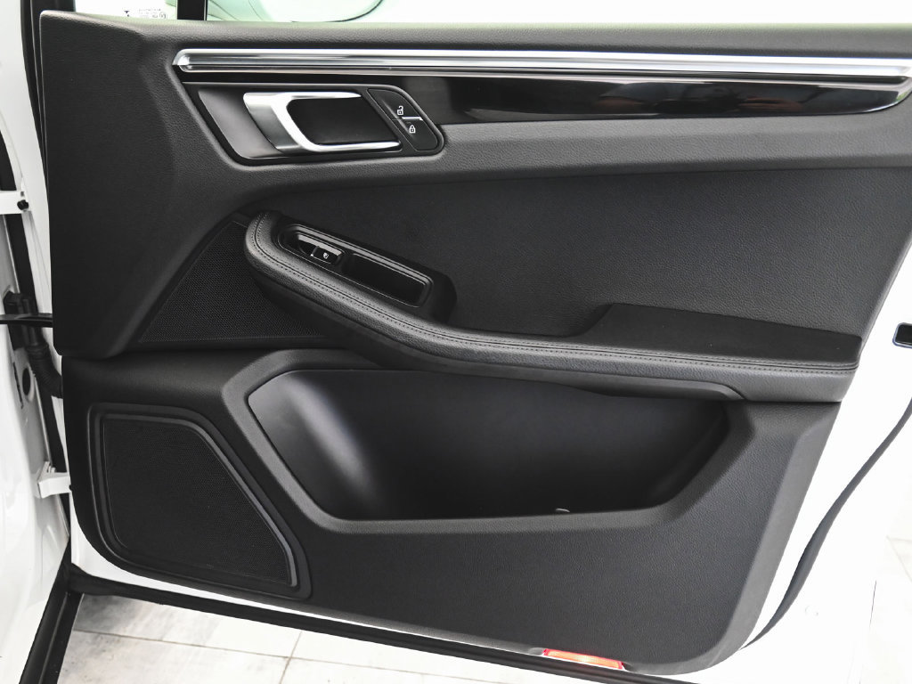 Used 2023 Porsche Macan AWD/4WD image 9