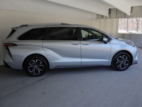 Used 2025 Toyota Sienna Platinum image 6