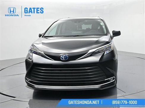 Used 2024 Toyota Sienna XLE image 3