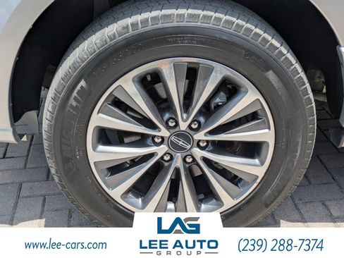 Used 2017 Lincoln Navigator Select RWD image 9