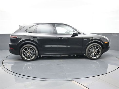 Used 2023 Porsche Cayenne Platinum Edition image 24