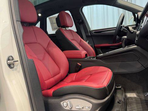 Certified 2025 Porsche Macan image 26