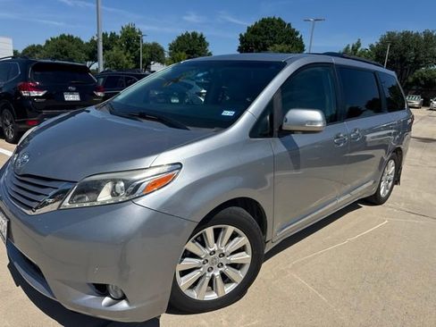 Used 2017 Toyota Sienna Limited Premium FWD image 4