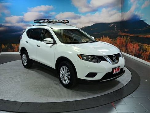 Used 2016 Nissan Rogue SV image 2