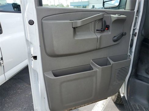 Used 2018 Chevrolet Express 2500 image 19