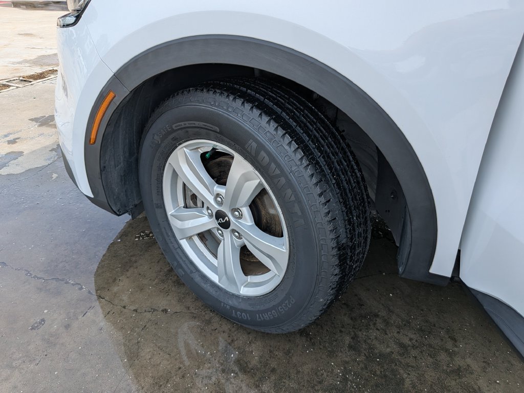 Certified 2023 Kia Sorento LX FWD image 35