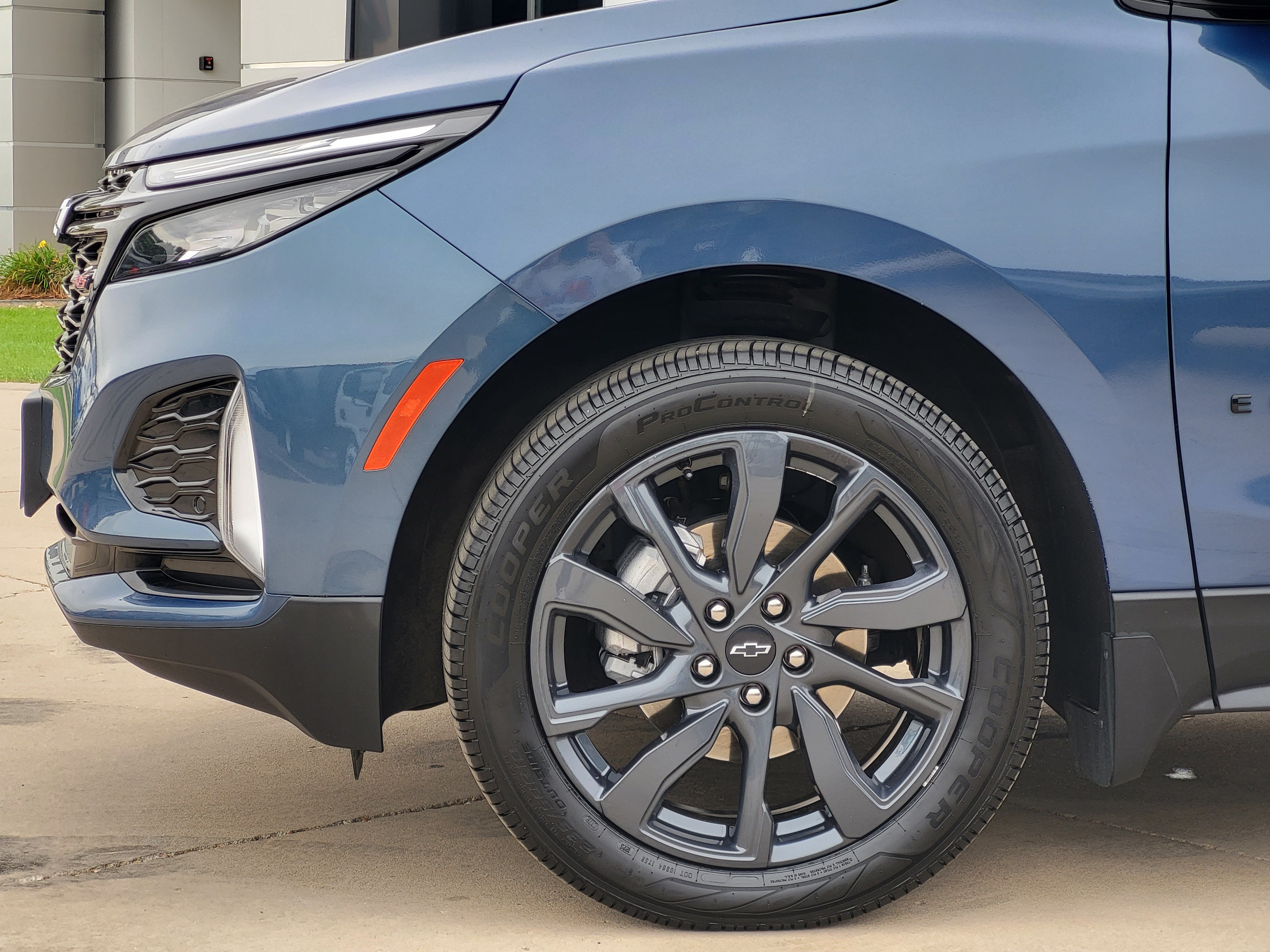 Used 2024 Chevrolet Equinox RS AWD/4WD image 9