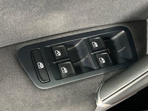 Used 2016 Volkswagen e-Golf SE image 13