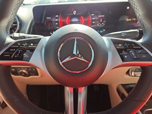 Used 2024 Mercedes-Benz GLB 250 4MATIC image 30