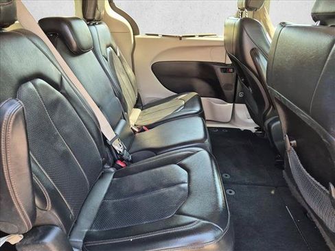 Used 2018 Chrysler Pacifica Touring-L FWD image 19