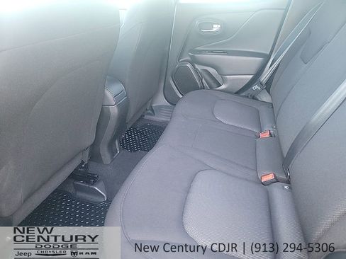 Used 2023 Jeep Renegade Latitude image 10