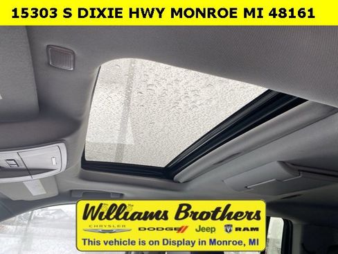 Used 2017 Chevrolet Suburban LT image 16