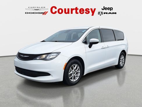 Used 2023 Chrysler Voyager LX image 9