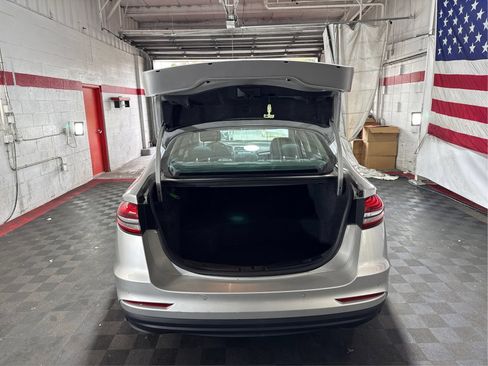 Used 2019 Ford Fusion SE FWD image 12