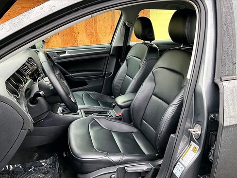 Used 2018 Volkswagen e-Golf SE w/ DC Fast Charging Package image 9