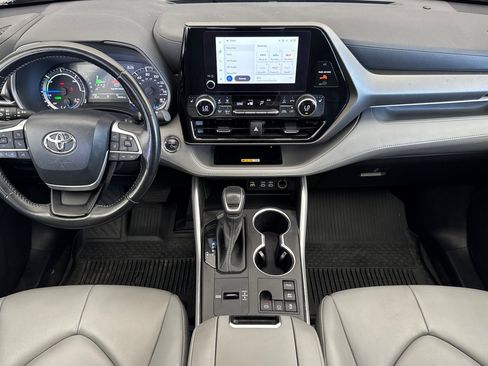 Used 2023 Toyota Highlander XLE AWD/4WD image 12