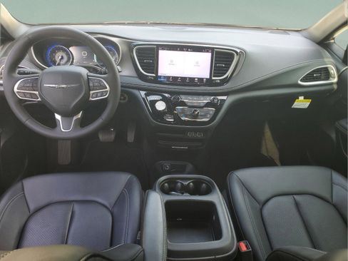 Used 2025 Chrysler Pacifica Select FWD image 7
